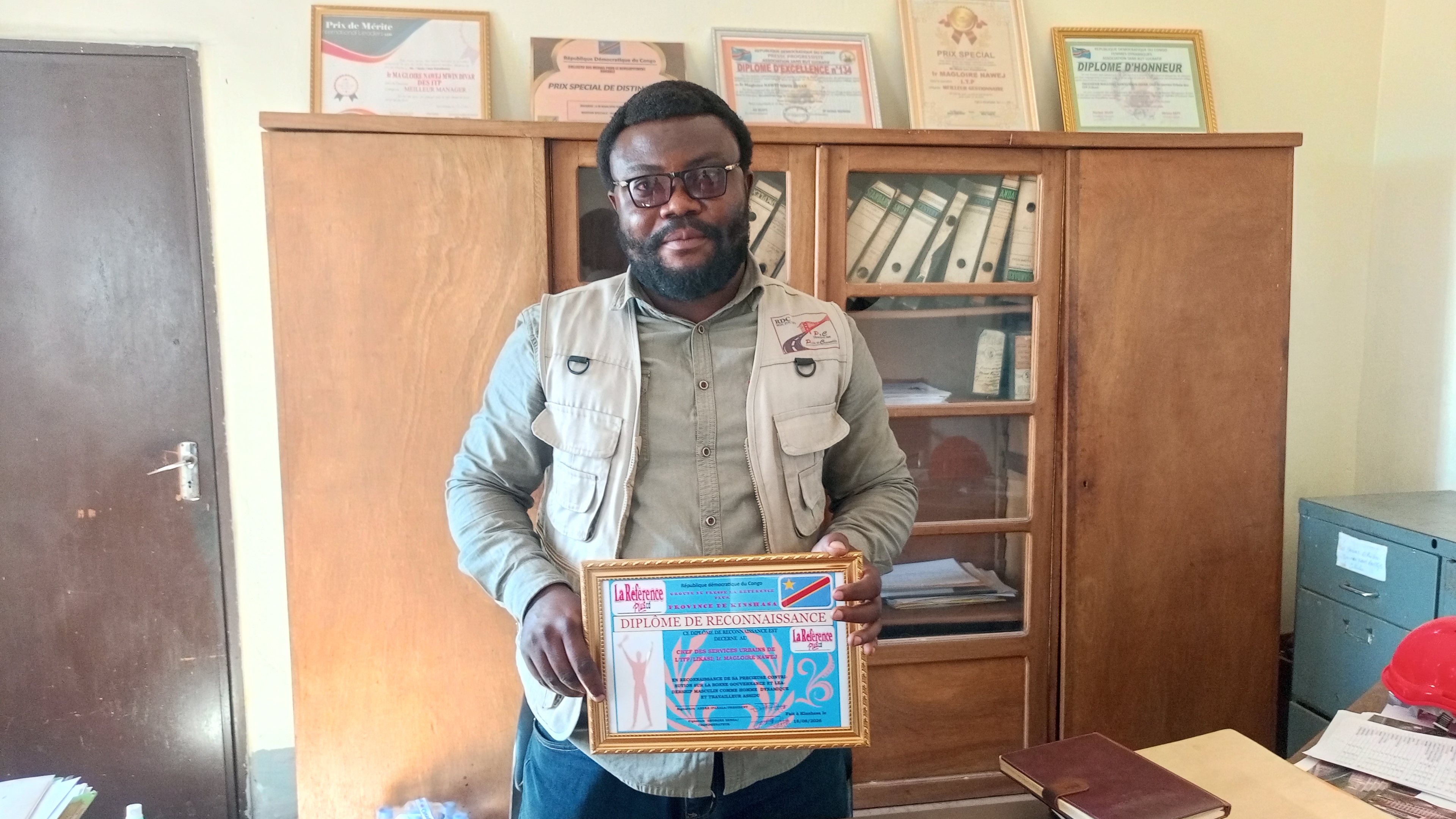 À LIKASI, MAGLOIRE NAWEJ HONORÉ POUR SON ENGAGEMENT PROFESSIONNEL : UN DIPLÔME DE RECONNAISSANCE POUR SALUER UN PARCOURS AU SERVICE DE L’ITP